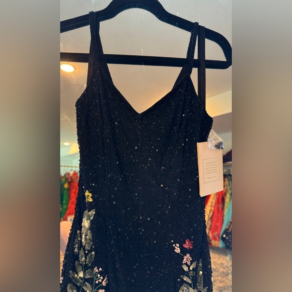 Mac Duggal FLORAL EMBELLISHED SPAGHETTI STRAP GOWN - Picture 8 of 13